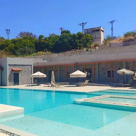 Triplex Bitez - Shared Pool, Terrace & Guest Вилла