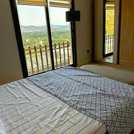 Triplex Bitez - Shared Pool, Terrace & Guest