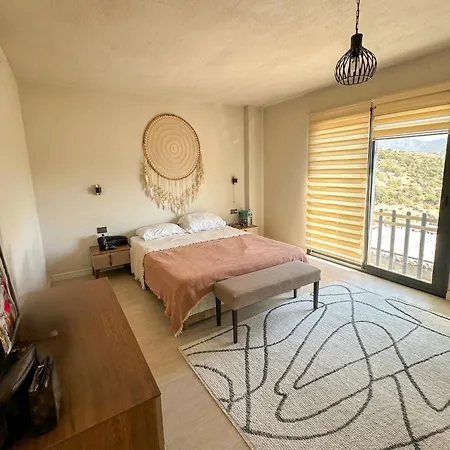 Triplex Bitez - Shared Pool, Terrace & Guest Вилла *