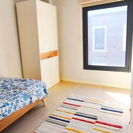 Triplex Bitez - Shared Pool, Terrace & Guest *