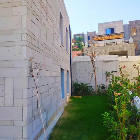 Triplex Bitez - Shared Pool, Terrace & Guest *