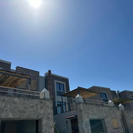 Triplex Bitez - Shared Pool, Terrace & Guest
