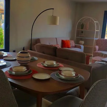 Triplex Bitez - Shared Pool, Terrace & Guest *